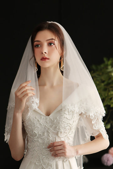 Elegante velo de novia de encaje floral blanco